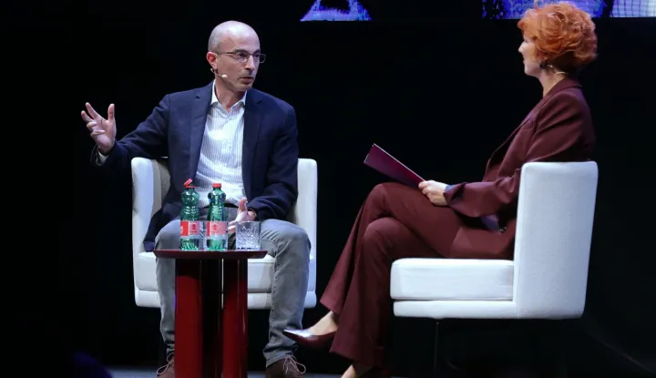Zagreb.23.10.2025.- Izraelski povjesničar i filozof Yuval Noah Harari gostuje u KD Vatroslava Lisinskog gdje je s njim o utjecaju tehnologije i umjetne inteligencije na dru&scaron;tvo i budućnost čovjeka razgovarala Marijana Grbe&scaron;a.Foto HINA/Tomislav Pavlek/ tp