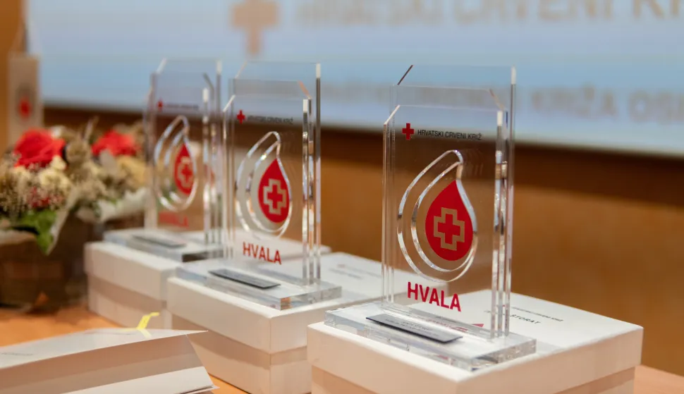 Osijek, 24. 10. 2025., Dan DDK - priznanjaddk; dobrovoljni darivatelji krvi; prizanja; crveni križ