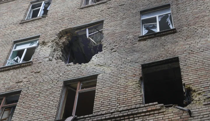 epa12472175 The scene of a damaged residential building after an overnight Russian strike in Kyiv, Ukraine, 22 October 2025, amid the ongoing Russian invasion. At least two people were killed and more than 20 others injured, including five children, after Russian strikes on Kyiv, the State Emergency Service of Ukraine reported. Across Ukraine, the attacks killed at least seven people, including two children, with regions including Kyiv, Odesa, Chernihiv, Dnipropetrovsk, Kirovohrad, Poltava, Vinnytsia, Zaporizhia, Cherkasy, and Sumy affected, according to President Zelensky. EPA/SERGEY DOLZHENKO