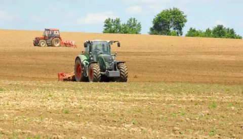 11.05.2014., Garesnica, Veliki Pasijan - Suncan dan poljoprivrednici su iskoritili za rad u polju, odnosno nastavak sadnje i sjetve. Traktrori su u punom pogonu, a zemlja se priprema za sadnju raznih poljoprivrednih kultura. Photo: Damir Spehar/PIXSELL------četiri stupca novosti