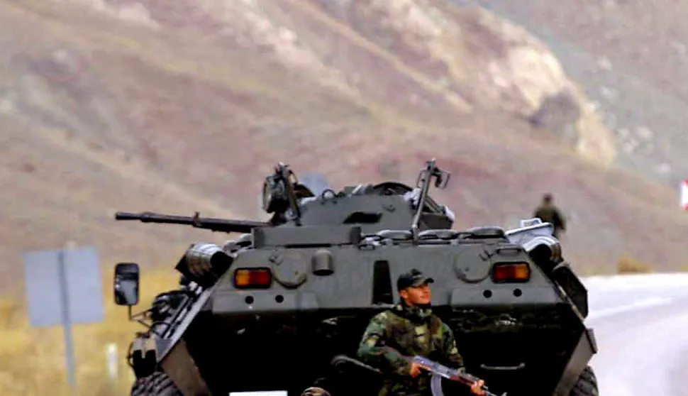 epa01157117 Turkish soldier secure the area at Yuksekova mountainous region near Iraq border in Hakkari, Turkey on 26 October 2007. Iraq agreed to help Turkey deal with terrorism by Kurdish rebels, Iraqi Foreign Minister Hoshyar Zebari said. The Iraqi government also announced the closure of offices of the PKK in Iraq. EPA/STR TURKEY OUT