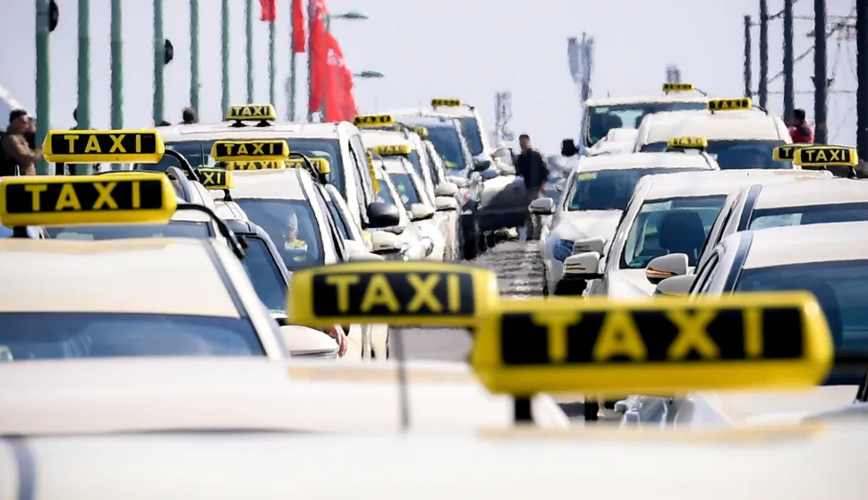 epa07495883 Taxi drivers drive slowly on a street during their nationwide protest in Cologne, Germany, 10 April 2019. Germany's Federal Ministry of Transport is planning to change the law to liberalize the market and remove essential requirements for alternatives such as Uber. EPA/SASCHA STEINBACH