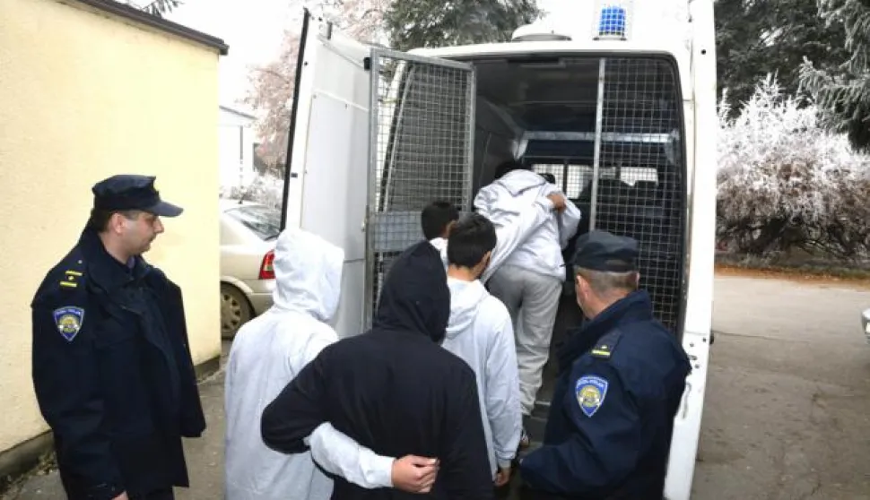 18.12.2016., Nova Gradiska - Prva grupa migranata (njih pet) koji su nocas primljeni u novogradisku Opcu bolnicu nakon pruzene lijecnicke pomoci jutros su policijskim vozilom prepraceni do prihvatnog centra za migrante u Sisku.Photo: Ivica Galovic/ PIXSELL------4 stupca colornovosit