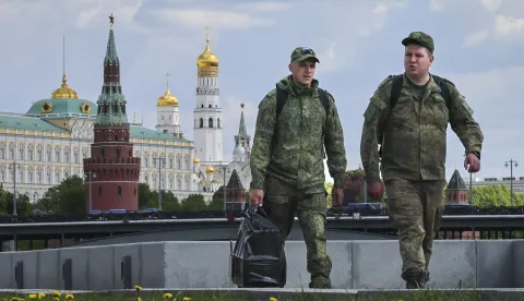 epa12102321 Two Russian soldiers walk in front of the Kremlin in Moscow, Russia, 15 May 2025. EPA/YURI KOCHETKOV