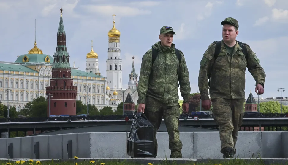 epa12102321 Two Russian soldiers walk in front of the Kremlin in Moscow, Russia, 15 May 2025. EPA/YURI KOCHETKOV