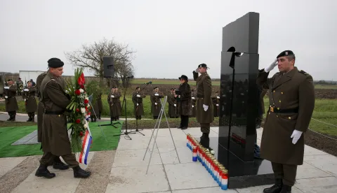 snimio Davor KIBEL,Dalj, 26.11.2013. Daljski atar - Glogovac, preko puta željezničke postaje Dalj, otkrivanje spomen obilježja kod masovne grobnice