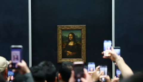 Visitors take pictures of the painting "Mona Lisa" (La Joconde) by Leonardo da Vinci at the Louvre Museum on the day it reopened to the public for the first time since last Sunday's heist, while the Galerie d'Apollon where eight pieces of Napoleon and the Empress's jewelry collection displayed in the gallery were stolen by thieves, remains closed, in Paris, France, October 22, 2025. REUTERS/Gonzalo Fuentes Photo: GONZALO FUENTES/REUTERS