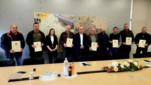 VINKOVCISedam lovačkih udruga s područja Vukovarsko-srijemske županije potpisalo je&nbsp;ugovore na temelju&nbsp;javnog poziva za dodjelu potpora za razvoj i unaprjeđenje lovstva ukupne vrijednosti veće od&nbsp;11.000&nbsp;eura.listopad 2025.