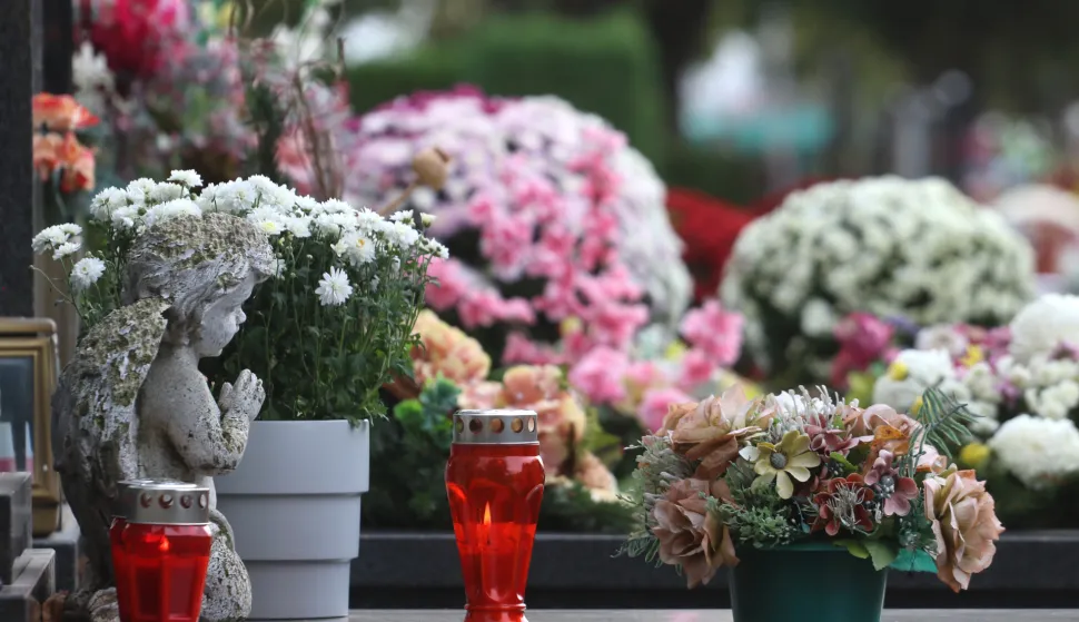 Osijek, 31. 10. 2023, Centralono groblje, dan uoci Blagdana Svih Svetih i na dan samog Blagdana, mnogi su pohodili posljednaja pocivalista svojih najmilijih.snimiio GOJKO MITIĆ