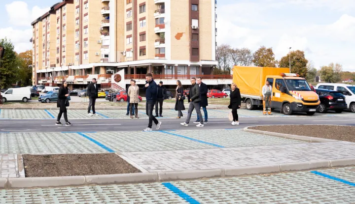Osijek, 27. 10. 2025., Obilazak parkinga Gornjodravska obala 91parking; gornjodravska obala; obilazak; parkiralište; parkiranje; Ivan Radić; gradonačelnik; Igor Pandžić; unikom