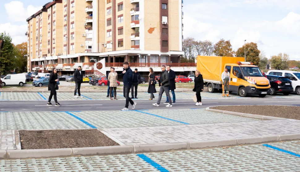 Osijek, 27. 10. 2025., Obilazak parkinga Gornjodravska obala 91parking; gornjodravska obala; obilazak; parkiralište; parkiranje; Ivan Radić; gradonačelnik; Igor Pandžić; unikom