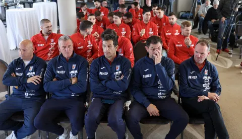 Zagreb, 27.10.2025 - Prvo okupljanje hrvatske muške seniorske reprezentacije u novoj sezoni. Na početku okupljanja potpisan je sponzorski Ugovor Hrvatske pošte i Hrvatskog rukometnog saveza koje su potpisali predsjednik Uprave Hrvatske pošte Ivan Čulo, predsjednik Hrvatskog rukometnog saveza Tomislav Grahovac. Na slici izbornik hrvatske rukometne reprezentacije Dagur Sigurdsson, Denis Špoljarić, Ivica Maraš, Valter Matošević, Željko Kercel.foto HINA/ Damir SENČAR/ ds