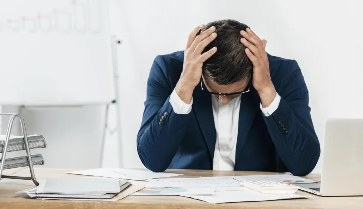 Medium shot stressed man looking at papersfreepikstres posao biznis stečaj bankrot kriza novac ilustracija