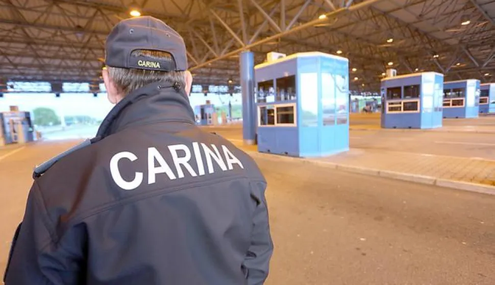 28.04.2015., Bajakovo - Carinski sluzbenici i granicna policija u obavljanju njihovog svakodnevnog posla. Pregled vozila i putovnica, obilazak terena u potrazi za ilegalnim prelascima granice te krijumcarenja nedozvoljene robe. Photo: Marko Mrkonjic/PIXSELL------3 stupca colornovosit