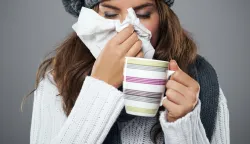 Young woman having flu and blowing her nose at handkerchiefgripa, prehlada, ilustracija, freepik