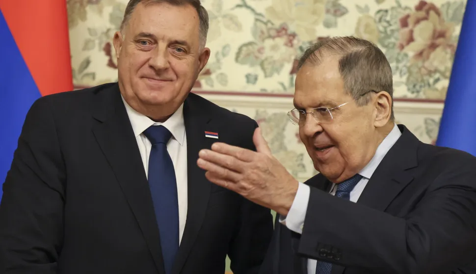 epa12364509 Russian Foreign Minister Sergey Lavrov and Bosnian Serb leader Milorad Dodik (L), serving as the 8th President of the Republika Srpska, shake hands at a joint press conference during their meeting in Moscow, Russia, 09 September 2025. EPA/SERGEI ILNITSKY