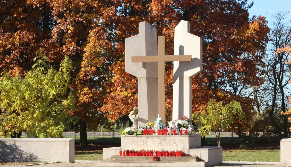 Osijek, 28. 10. 2025, Centralnžićo groblje, tradicionalna pressica uoči Blagdana Svih Svetih. Presisci su nazočili Vedran Novokmet, direktor UKOP-a, Darijan Rudan, direktor GPP-a i Igor Pandžić, direktro UNIKOM-a. Uređivanje groblja uoči Blagdana.snimio GOJKO MITIĆ