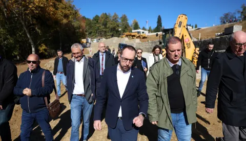 Zagreb, 28.10.2025. - Gradonačelnik Grada Zagreba Tomislav Tomašević i zamjenici gradonačelnika obišli su završne radove na sanaciji klizišta na Pantovčaku. Na fotografiji Tomislav Tomašević. foto HINA/ Damir SENČAR/ tm