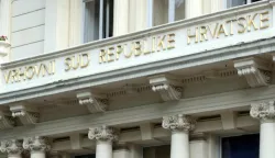 Zagreb, 03.06.2016 - Branimir Glava u pratnji Josipa Salapića i odvjetnika stigao je na Vrhovni sud gdje se odrava sjednica na kojoj ponovno odlučuje o nepravomoćnoj presudi zagrebačkog upnijskog suda protiv Branimira Glavaa za ratni zločin na srpskim civilima u Osijeku 1991. u slučajevima "Garaa" i "Selotejp". Na slici zgrada Vrhovnog suda u Zagrebu.foto HINA/ Damir SENČAR /ds