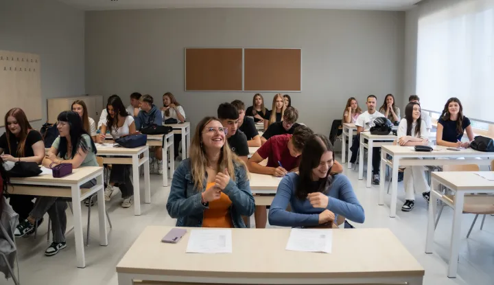 Osijek, 08. 09. 2025., Prvi dan škole u novoj I. Gimnaziji u Strossmayerovojučenici; učenik; škola; srednjoškolci; srednjoškolac; školske klupe; gimnazija