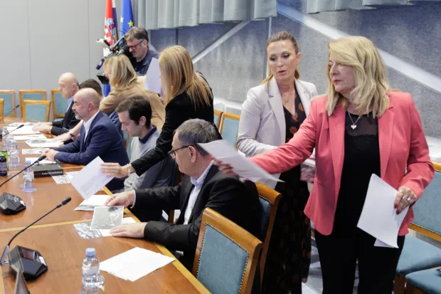 Zagreb, 28.10.2025. - U organizaciji Kluba zastupnika Dom i nacionalno okupljanje i Hrvatski suverenisti održao se okrugli stol "Znanstveni pristup istraživanju žrtava Jasenovca".Na fotografiji zastupnice SDP-a dijele letke s fotografijama Jasenovca iz drugog svjetskog rata sudionicima okruglog stola o Jasenovcu.foto HINA/ Edvard ŠUŠAK