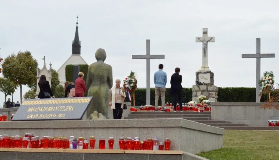 Središnje misno slavlje s molitvom za sve pokojne na Gradskom groblju u Đakovu