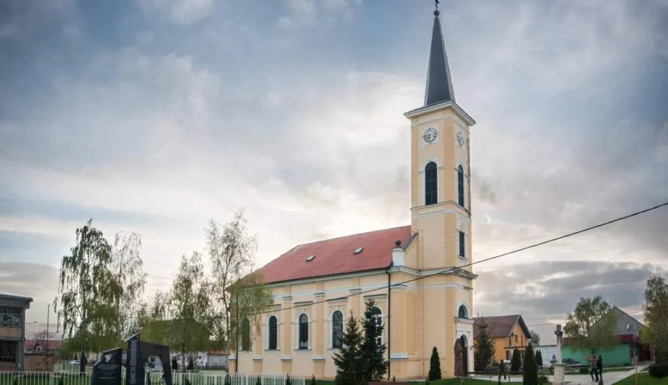 32. GODIŠNJICA PROGONSTVA IVANOVČANAOpćina i mještani odaju počast žrtvamaU ponedjeljak, 20. studenoga, obilježava se 32 godine od progonstva mještana Ivanovca uslijed ratnog djelovanja. Načelnik Općine Antunovac Davor Tubanjski kaže da će u povodu toga događaja predstavnici Općine Antunovac položiti vijenac u spomen svim poginulim i nestalim vojnim i civilnim žrtvama Domovinskog rata.- Vijenac će se polagati s početkom u 16.30 sati, ispred Spomen obilježja Domovinskom ratu u središtu Ivanovca. Pozivamo mještane da svojom nazočnošću uveličaju zajedničku molitvu koju će predvoditi župnik Andrija Vrbanić - pozvao je Tubanjski dodajući kako će i predstavnici udruga nazočiti odavanju počasti žrtvama ratnih događanja.