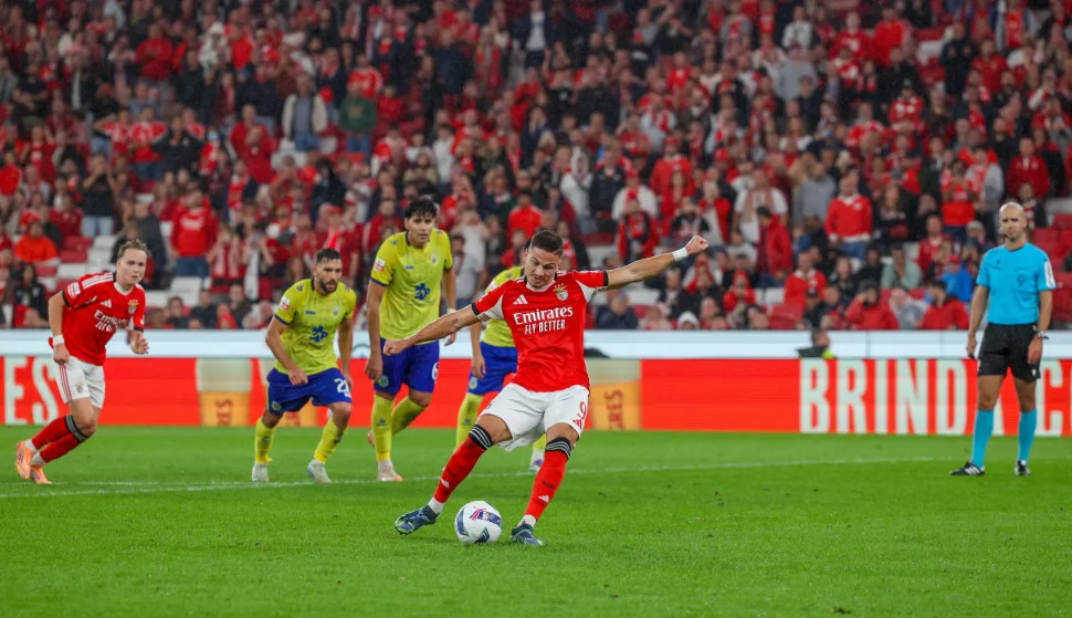 epa12482654 Benfica's Franjo Ivanovic (C) scores a penalty goal during the Portuguese First League soccer match between SL Benfica and FC Arouca in Lisbon, Portugal, 25 October 2025. EPA/MIGUEL A. LOPES