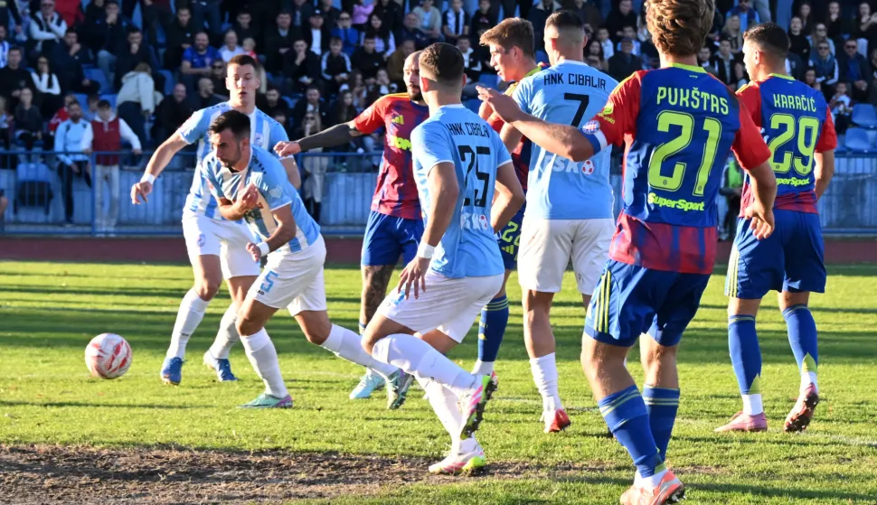 Vinkovci, 29.10.2025. - Utakmica osmine finala Hrvatskoga nogometnog kupa Cibalia - Hajduk.foto HINA/Gordan PANIĆ/ gp