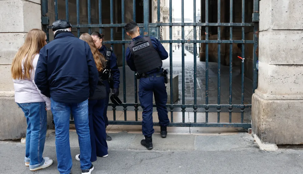 epa12464538 Police officers close the Place du Carrousel next to the Louvre Museum after a robbery this morning in Paris, France, 19 October 2025. The Louvre Museum was targeted in a robbery by several criminals who smashed windows to steal jewelry. The museum was later closed. French Culture Minister Rachida Dati called it 'an attack on France's cultural heritage.' EPA/Mohammed Badra