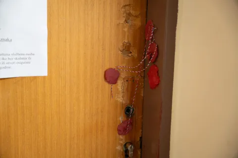 Drama na osječkom Vijencu Petrove gore: Deložirana starija žena odbija pomoć i već mjesec dana živi na stubištu