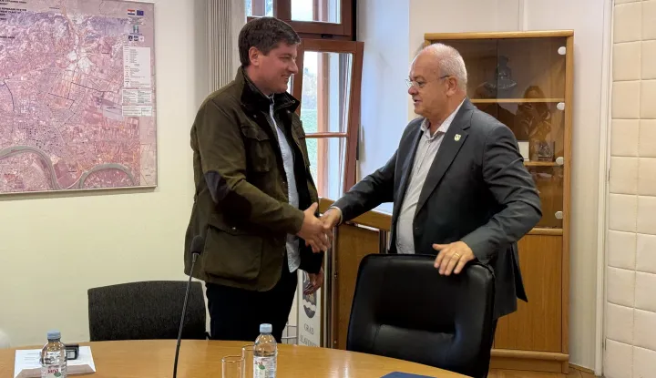 SLAVONSKI BROD -&nbsp;Gradonačelnik Mirko Duspara potpisao je s tvrtkom&nbsp;Strabag ugovor&nbsp;o izvođenju radova na modernizaciji nerazvrstane ceste u Ulici generala Petra Stipetića.listopad 2025.