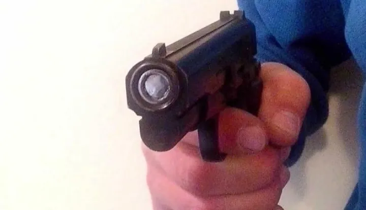 ?Pitolj, pljačka, razbojnitvo, prijetio pitoljem, ubojstvo, razbojstvo, ilustracija pljačka, pokuaj ubojstva.Milan BugarićSnimio:------CRNA2 ST COLOR