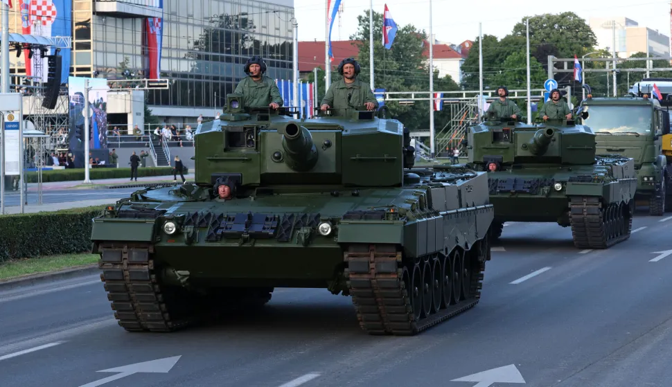 Zagreb, 31.7.2025.- Vojni mimohod u ?ast VRO "Oluja" povodom obilje?avanja Dana pobjede i domovinske zahvalnosti, Dana hrvatskih branitelja i 30. obljetnice te vojno-redarstvene operacije. Mimohod Vukovarskom ulicom odr?ava se od Avenije Marina Dr?i?a do Savske ulice. Na slici tenkovi Leopard.foto HINA/ Damir SEN?AR/ ua