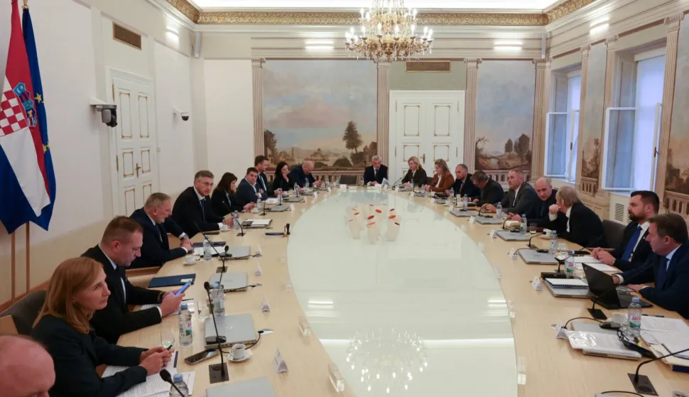 ZAGREB, 30. listopada 2025. (Hina) - Premijer Andrej Plenković razgovarao je u četvrtak s predstavnicima nacionalnih manjina o provedbi Operativnih programa nacionalnih manjina i infrastrukturnim ulaganjima važnima za manjine, te istaknuo da će Vlada i dalje raditi na poboljšanju uvjeta života manjinskih zajednica.