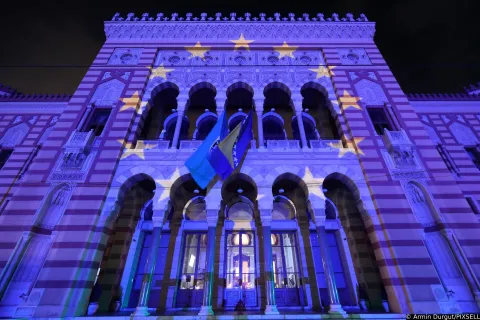 12.10.2022., Sarajevo, Bosna i Hercegovina - Povodom danasnje odluke Evropske komisije u kojoj se preporucuje dodjela kandidatskog statusa Bosni i Hercegovini, Vijecnica u Sarajevu osvijetljena je u bojama zastave Evropske unije. Photo: Armin Durgut/PIXSELL
