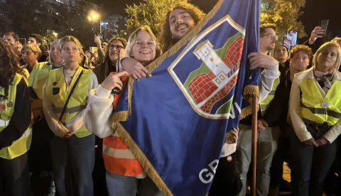 Beograd, 31.10.2025. - Mnoštvo Novosađana na bulevarima i ulicama grada priredilo je u petak navečer doček tisućama studenata i građana koji danima pješače na komemorativni skup u povodu obljetnice pogibije 16 ljudi na novosadskom željezničkom kolodvoru 1. studenog 2024. godine. foto HINA/ FoNet/ Sofija Vukajlović/ ml