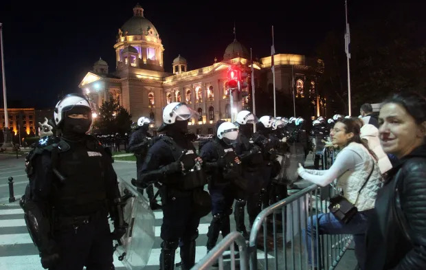 Beograd, 02.11.2025 - ?trajk gla?u koji je u nedjelju pred Skup?tinom Srbije po?ela Dijana Hrka, majka mladi?a poginulog u padu nadstre?nice na kolodvoru u Novom Sadu, prate napetosti i incidenti izme?u prista?a predsjednika Srbije u ?atorskom naselju ispred parlamenta i gra?ana koji podr?avaju Dijanu Hrku, a razdvaja ih kordon policije. foto HINA/ FoNet/ Aleksandar BARDA/ ik