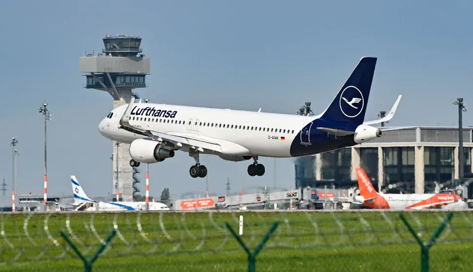 03 May 2022, Brandenburg, Schönefeld: A Lufthansa passenger aircraft is on approach to land on the southern runway at the capital's BER airport. At noon, the balance sheet press conference of Flughafen Berlin Brandenburg GmbH with the annual report of the year 2021 takes place. Photo: Patrick Pleul/dpa Photo: Patrick Pleul/DPA