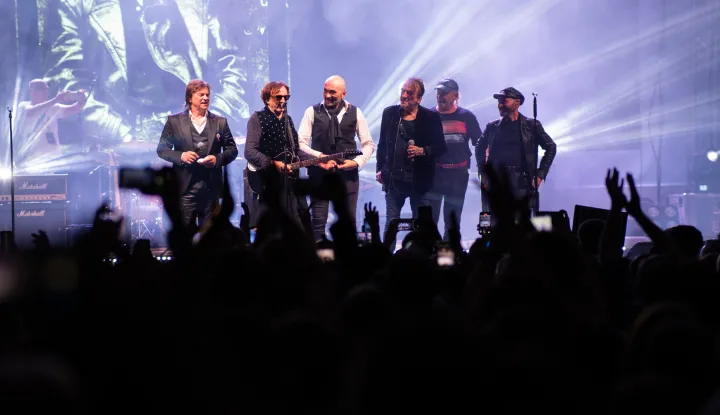 Osijek, 31. 10. 2025., Koncert Bijelo dugme - turneja Dožvijeti stotubijelo dugme; koncert; gradski vrt; bend; publika; glazba