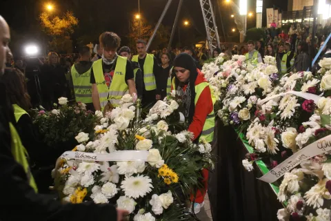 Beograd/ Novi Sad, 01.11.2025 - Tisu?e ljudi u Novom Sadu 16-minutnom ?utnjom odalo je u no?i s petka na subotu po?ast ?rtvama tragedije na novosadskom ?eljezni?kom kolodvoru uo?i velikog skupa kojim ?e biti komemorirana obljetnica pogibije 16 ljudi u padu nadstre?nice 1. studenog pro?le godine na prethodno renoviranoj zgradi kolodvora. foto HINA/ FoNet/Zoran MR?A/ ik