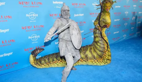 NEW YORK, 1. studenoga 2025. (Hina/Dpa) - Njemački supermodel Heidi Klum ostala je vjerna svom obećanju za ovu Noći vještica, otkrivši ono što je najavljivala kao "vrlo ružan" kostim - monstruoznu Meduzu.