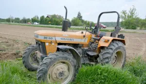 02.05.2018., Vrbovec, Haganj - Na drzavnoj prometnici u mjestu Haganj u popodnevnim satima dogodila se neobicna prometna nesreca u kojoj je vozac traktora izgubio nadzor jer mu je na traktoru otpao prednji uteg, na koji je naletio prednjim kotacima, uslijed cega je izgubio nadzor i sletio na oranicu uz prometnicu, a traktor je zavrsio 50-ak metara od prometnice. Nezgoda se dogodila na teritorijalnoj granici Koprivnicko-krizevacke i zagrebacke zupanije, pa je stoga traktorist zbog ozljeda prevezen u koprivnicku bolnicu, dok ce ocevid obavljati zagrebacka policija. Photo: Damir Spehar/PIXSELL------CRNA2 ST