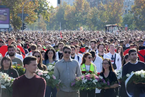 epa12496899 People observe 16 minutes of silences as they pay respect to the victims in front of the Novi Sad train station during the commemoration in Novi Sad, Serbia, 01 November 2025. The student-led event marks the first anniversary of the railway station canopy collapse that killed 16 people, sparking widespread protests demanding political accountability. EPA/ANDREJ CUKIC