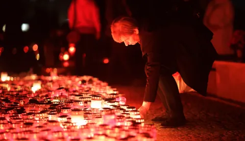 Osijek, 01. 11. 2025., Anino groblje, Svi sveti, Svi sveti 2025, groblje, grobovi, ljudi, cvijeće, molitva, večer, noć SNIMIO BRUNO JOBST