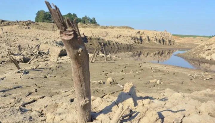 21.07.2017., Garesnica, Kaniska Iva - Velike poljoprivredne proizvodne povrsine tijekom ljetnih vrucina vape za navodnjavanjem, za sto je pak nuzna akumulacija vode. Medjutim dugotrajno razdoblje suse dovodi do isusivanja jezera. Photo: Damir Spehar/PIXSELL------4 stupca colornovosit