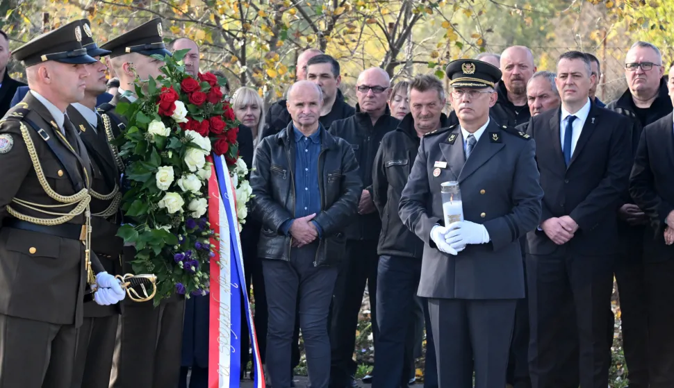 Vukovar, 02.10.2025. - Obilježena 34. godi&scaron;njica stradanja prigradskog naselja Lužac. Na mjestu stradanja, polaganjem vijenaca i paljenjem svijeća, odana počast svim civilnim i vojnim žrtvama Domovinskog rata s područja Lu&scaron;ca.foto HINA/Gordan Panić