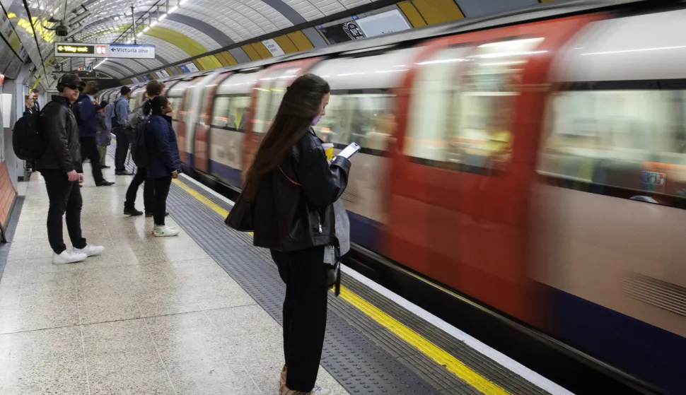 epa12370769 Commuters travel on London Underground services during the morning rush hour after several days of strike action ended on the Tube, in London, Britain, 12 September 2025. Members of the Rail, Maritime, and Transport union (RMT) have completed their five-day walkout from 07 to 11 September, which shut down nearly all of London's Underground services, in a dispute over pay and working conditions. EPA/TOLGA AKMEN