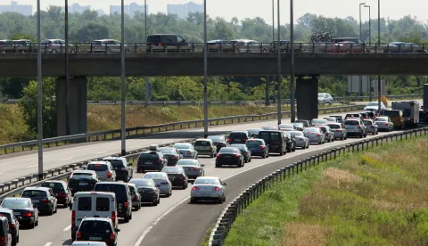 Zagreb, 16.07.2011 - Promet je gust na autocesti A 2 Zagreb-Macelj u smjeru unutra&scaron;njosti, a vozila se kreću u koloni iz smjera Maribora i Ptuja prema GP Macelj. Na naplati Zapre&scaron;ić u smjeru Zagreba kolona je duga 2 km. Pojačan je promet također na autocestama A 1 i A 6 Rijeka-Zagreb u smjeru mora osobito između Zagreba i Bosiljeva gdje se vozi u koloni. Na slici kolona na zagrebačkoj obilaznici kod Jankomira koja se proteže do naplatnih kućica kod Lučkog.foto FaH/ Damir SENČAR /ds