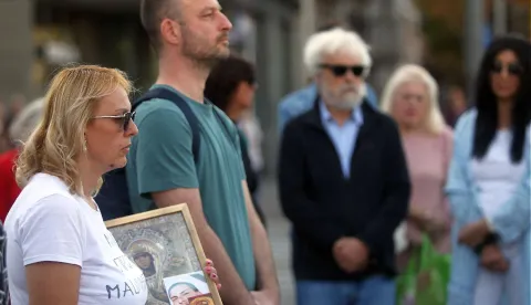 Beograd, 02.11.2025 - Dijana Hrka, majka mladi?a Srefana poginulog u padu nadstre?nice na novosadskom ?eljezni?kom kolodvoru 1. studenog 2024. po?ela je u nedjelju ?trajk gla?u zahtjevaju?i pu?tanje iz pritvora studenta koji su protupravno uhi?eni tijekom vi?emjese?nih prosvjeda, a od predsjednika Srbije da raspi?e prijevremene izbore. foto HINA/ FoNet/Aleksandar Barda/ ik
